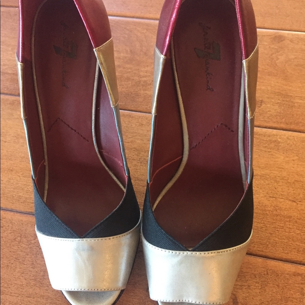 seven shoes Has a few scuff marks.